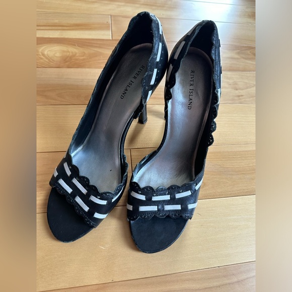 Black and white heels - Picture 1 of 5